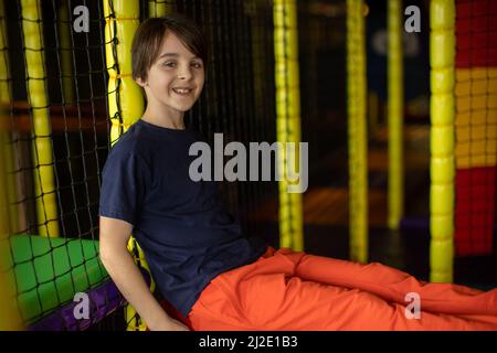 Nettes Kind spielt im Spielzentrum in Prag, Tschechische Republik Stockfoto