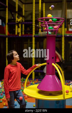 Nettes Kind spielt im Spielzentrum in Prag, Tschechische Republik Stockfoto