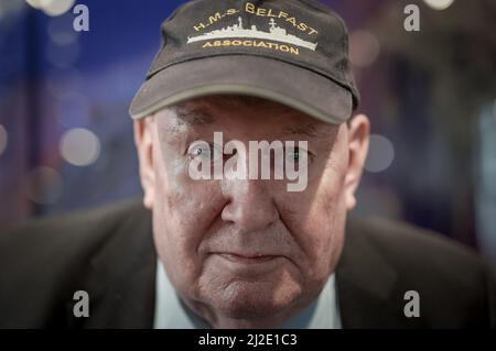 London, Großbritannien. 1.. April 2022. Falklands Conflict 40. Jubiläumsausstellung im Imperial war Museum. Der Falkland-Veteran Paul Benton, der an Bord der HMS Invincible diente, posiert im Museum für Fotos. Kredit: Guy Corbishley/Alamy Live Nachrichten Stockfoto