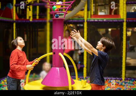 Nettes Kind spielt im Spielzentrum in Prag, Tschechische Republik Stockfoto