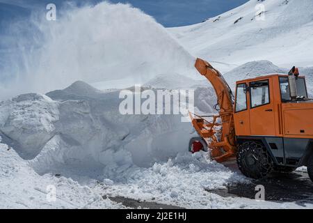 Schneefräse in Betrieb auf dem Oberalp-Pass oberhalb Andermatt, Kanton Uri, Schweiz Stockfoto