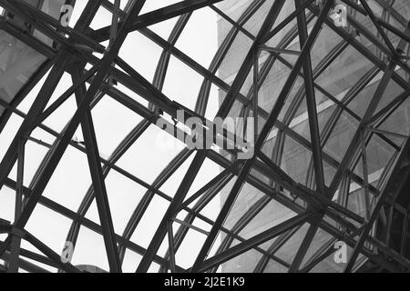 Die bauliche Fensterverglasung am Chicagoer Bahnhof Ogilvie. Stockfoto