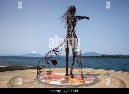 Chili 17-01-2020, Metallskulptur der Prinzessin Licaraye in Puntilla in Puerto Varas am Ufer des Llanquihue-Sees mit dem Vulkan Osorno im Hintergrund Stockfoto