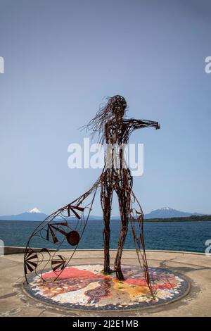 Chili 17-01-2020, Metallskulptur der Prinzessin Licaraye in Puntilla in Puerto Varas am Ufer des Llanquihue-Sees mit dem Vulkan Osorno im Hintergrund Stockfoto