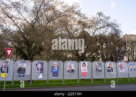 Frankreich, Bretagne, Dinan am 01/04/2022. Offizielle Plakate des Präsidentschaftswahlkampfes in der Gemeinde Dinan in der Bretagne. Frankreich, Bretagne, Dinan le 0 Stockfoto