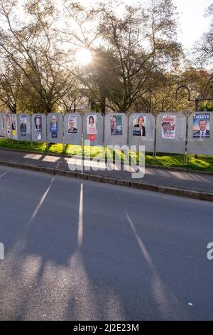 Frankreich, Bretagne, Dinan am 01/04/2022. Offizielle Plakate des Präsidentschaftswahlkampfes in der Gemeinde Dinan in der Bretagne. Frankreich, Bretagne, Dinan le 0 Stockfoto