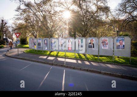 Frankreich, Bretagne, Dinan am 01/04/2022. Offizielle Plakate des Präsidentschaftswahlkampfes in der Gemeinde Dinan in der Bretagne. Frankreich, Bretagne, Dinan le 0 Stockfoto