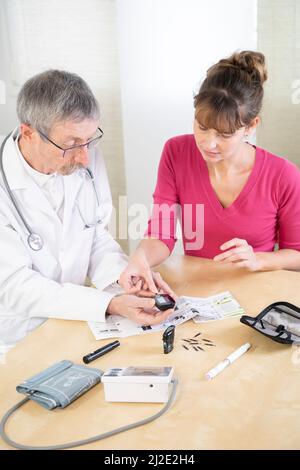 Diabetische Frau mit Arzt Stockfoto