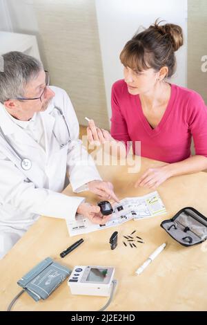 Diabetische Frau mit Arzt Stockfoto