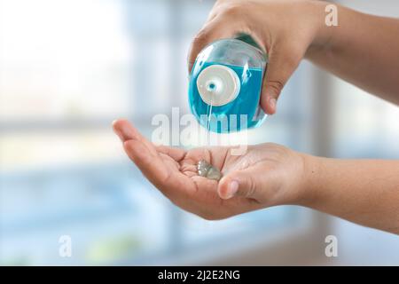 Frau mit Alkohol reiben. Coronavirus Händedesinfektionsmittel Desinfektionsmittel Gel für saubere Hände Hygiene Corona Virus Verbreitung Prävention. Stockfoto