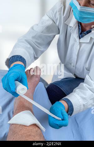 Krankenschwester, die eine Wunde kleidet. Stockfoto