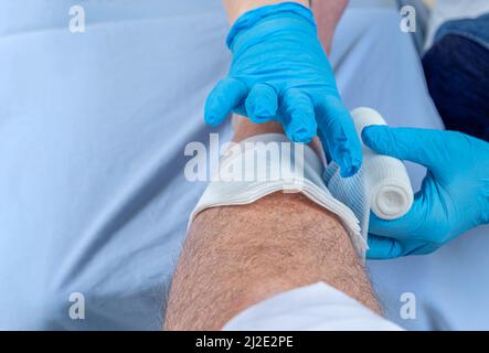 Krankenschwester, die eine Wunde kleidet Stockfoto