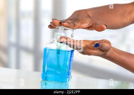 Frau mit Alkohol reiben.coronavirus Händedesinfektionsmittel Desinfektionsmittel Gel für saubere Hände Hygiene Corona Virus Verbreitung Prävention. Stockfoto