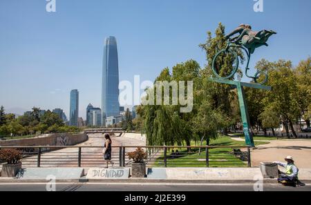 Chile - Santiago, auch bekannt als Santiago de Chile, ist die Hauptstadt und größte Stadt Chiles. Die Stadt liegt vollständig im zentralen val des Landes Stockfoto