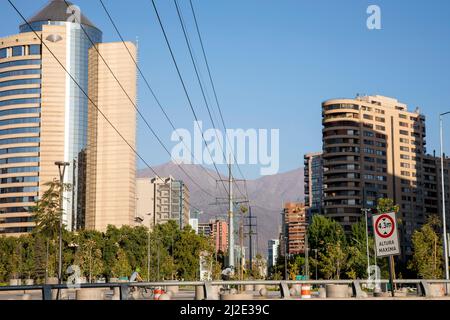 Chile - Santiago, auch bekannt als Santiago de Chile, ist die Hauptstadt und größte Stadt Chiles. Die Stadt liegt vollständig im zentralen val des Landes Stockfoto