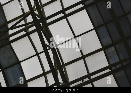 Die bauliche Fensterverglasung am Chicagoer Bahnhof Ogilvie. Stockfoto