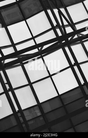 Die bauliche Fensterverglasung am Chicagoer Bahnhof Ogilvie. Stockfoto