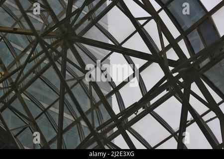 Die bauliche Fensterverglasung am Chicagoer Bahnhof Ogilvie. Stockfoto