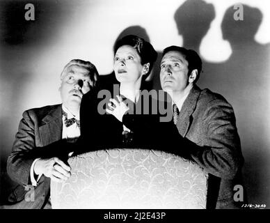 BASIL RATHBONE, NIGEL BRUCE UND GALE SONDERGAARD IN THE SPIDER WOMAN (1943), REGIE: ROY WILLIAM NEILL. Kredit: UNIVERSALBILDER / Album Stockfoto