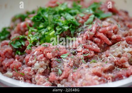 Hausgemachtes Hackfleisch für Koteletts mit Petersilie in einer Schüssel zum Kochen Stockfoto