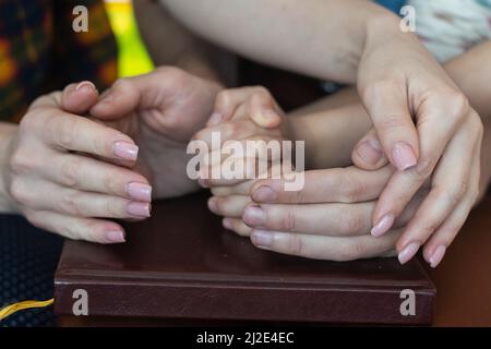 Kinder beten zu Hause mit den Eltern, Familie beten zusammen, Online-Gruppenanbetung, Weltgebetstag, Internationaler Tag des Gebets, Hoffnung, Dankbarkeit Stockfoto