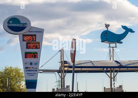 Madrid, Spanien. 01. April 2022. Eine kostengünstige Tankstelle wird an dem Tag gesehen, an dem 20 Cent Rabatt pro Liter Benzin in Kraft traten. Ab dem 1.. April gilt für alle Bürger in Spanien ein Mindestrabatt von 20 Cent pro Liter Kraftstoff, eine Maßnahme, die die Regierung bis Juni 30. als Teil eines Reaktionsplans für die Auswirkungen des Krieges in der Ukraine umgesetzt hat, der die Kraftstoffpreise erhöht. Quelle: Marcos del Mazo/Alamy Live News Stockfoto