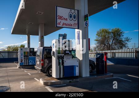 Madrid, Spanien. 01. April 2022. Eine kostengünstige Tankstelle wird an dem Tag gesehen, an dem 20 Cent Rabatt pro Liter Benzin in Kraft traten. Ab dem 1.. April gilt für alle Bürger in Spanien ein Mindestrabatt von 20 Cent pro Liter Kraftstoff, eine Maßnahme, die die Regierung bis Juni 30. als Teil eines Reaktionsplans für die Auswirkungen des Krieges in der Ukraine umgesetzt hat, der die Kraftstoffpreise erhöht. Quelle: Marcos del Mazo/Alamy Live News Stockfoto