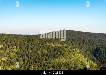 Vozka-Hügel mit Felsformation vom Cervena hora-Hügel im Jeseniky-Gebirge in Tschechien am Morgen mit klarem Himmel Stockfoto