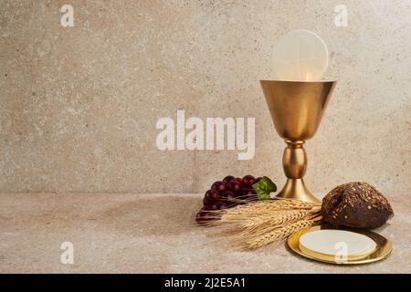 Osterkommunion Stillleben mit Kelch aus Wein und Brot Stockfoto