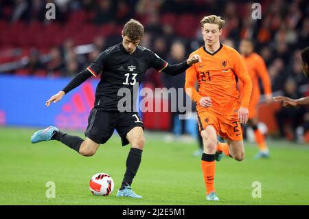 Thomas Mueller aus deutschland Frenkie de Jong aus den Niederlanden Fussball LŠnderspiel Deutschland - Niederlande Holland Freundschaftsspiel Deutschland - Niederlande 29.3.2022 © diebilderwelt / Alamy Stock Stockfoto