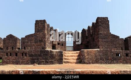 Schutzmauer und Wachturm auf der Oberseite des Forts, Fort Mirjan, Uttara Kannada, Karnataka, Indien Stockfoto