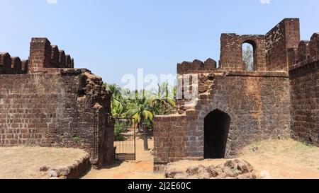 Umgestürzte Mauern und Eingang von Fort, Fort Mirjan, Uttara Kannada, Karnataka, Indien Stockfoto