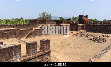 Gefallene Mauern auf der Oberseite des Forts, Mirjan Fort, Uttara Kannada, Karnataka, Indien Stockfoto