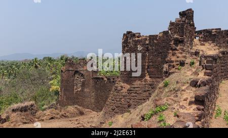 Gefallene Ruine Backside Protection Wall of Fort, Mirjan Fort, Uttara Kannada, Karnataka, Indien Stockfoto