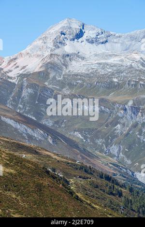 Die Schweizer alpen des Kantons graubünden an einem Sommertag, nahe dem Spluga-Pass, an der Grenze zwischen Italien und der Schweiz Stockfoto