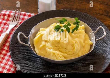 Kartoffelpüree in einer Schüssel auf einem Teller Stockfoto