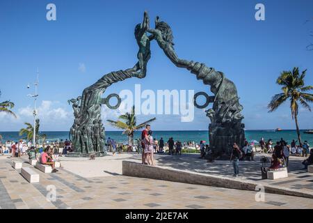 Portal Maya, Mexiko. März 19. 2022: Portal Maya Skulptur in Playa del Carmen in Quintana Roo in Mexiko mit vielen Touristen herumsitzen und ein Stockfoto