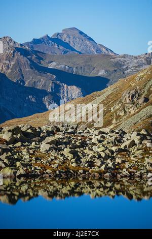 Die Schweizer Alpen vom Bergseeli aus gesehen: Ein kleiner, hochalpiner See an der Grenze zwischen der Schweiz und Italien, in der Nähe des Spluga Passes Stockfoto