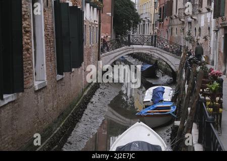 Die heutige Ebbe in Venedig hat -50 Zentimeter über dem mittleren Meeresspiegel erreicht, was die Schifffahrt am 17. März 2022 in Venedig problematisch macht Stockfoto