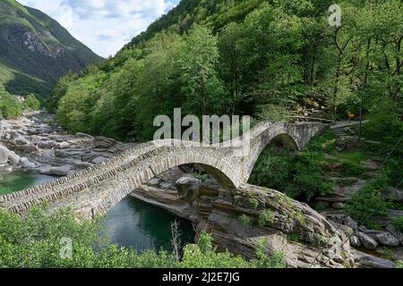 Bogenbrücke bei Lavertezzo im Verzasca-Tal, Kanton Tessin, Schweiz Stockfoto