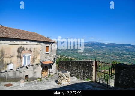 Eine alte Straße in Torrecuso, einer alten Stadt in der Provinz Benevento, Italien Stockfoto