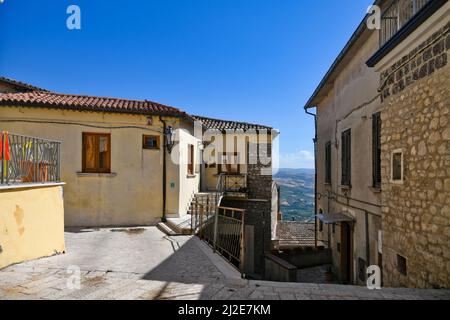 Eine alte Straße in Torrecuso, einer alten Stadt in der Provinz Benevento, Italien Stockfoto