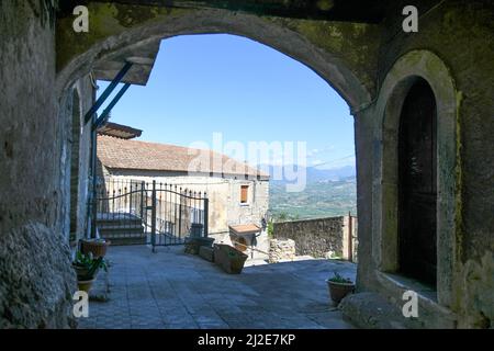 Eine alte Straße in Torrecuso, einer alten Stadt in der Provinz Benevento, Italien Stockfoto