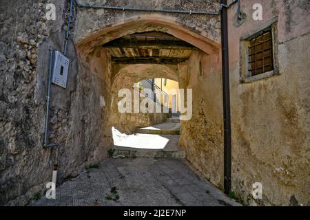 Eine alte Straße in Torrecuso, einer alten Stadt in der Provinz Benevento, Italien Stockfoto