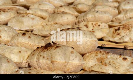 Ägyptisches frisches Brot Aish Baladi Stockfoto