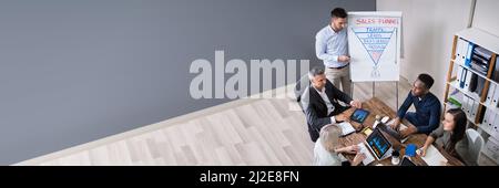 Gruppe der erfolgreiche Geschäft Leute an der Vorlesung Fragen Stockfoto