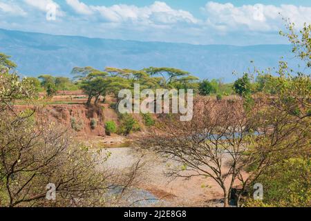 Landschaftlich schöner Blick auf den Kerio River gegen das Kerio Escarpment im Baringo County, Kenia Stockfoto