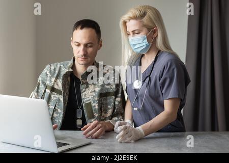 Arzt mit Militäroffizier Patient im Krankenhaus Stockfoto
