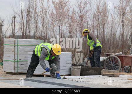 Xiong'an, Chinas Provinz Hebei. 30. März 2022. Menschen arbeiten auf der Baustelle des Landparks in Xiong'an New Area, nordchinesische Provinz Hebei, 30. März 2022. Der Landschaftspark Xiong'an wird bald für die Öffentlichkeit zugänglich sein. Quelle: Xing Guangli/Xinhua/Alamy Live News Stockfoto