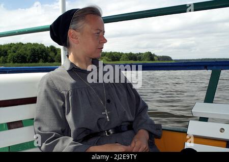 Augustów, Polen, Polen, Polska, Eine nachdenkliche Nonne blickt geradeaus. Eine nachdenkliche Nonne schaut gerade aus. Una monja Pensativa mira al frente. Stockfoto